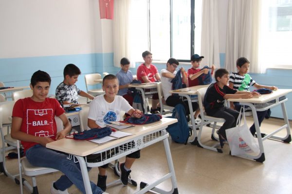 Yaz kurslarımızda okuyan öğrencilerimize derneğimizin hazırlamış olduğu çantaları hediye ettik.