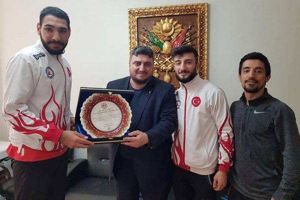 MİLLİ SPORCULARDAN VAKFIMIZA ZİYARET VE PLAKET