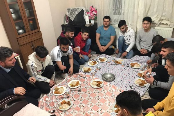 Esenlerin değerli gençleriyle ev sohbetinde buluştuk.