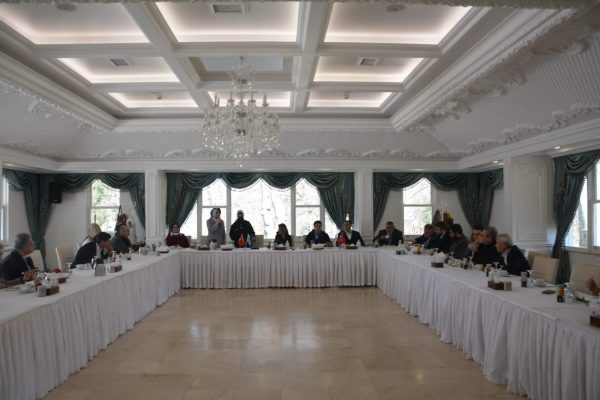 Vakfımızı vekaleten bizlere takdim ettikleri plaket için Allâh kendilerinden razı olsun.