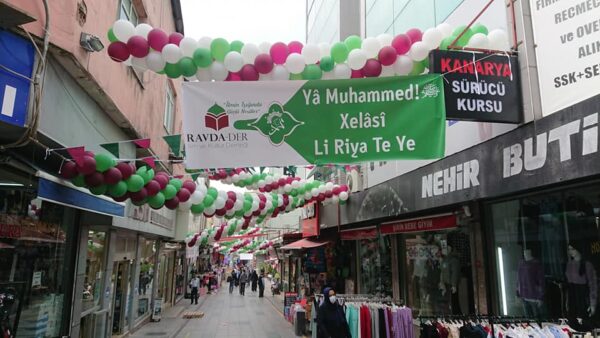 Ravda Derneği Mevlid Kandili münasebetiyle hayırseverlerin yardımıyla Kanarya Mahallesi çarşısını komple süsledik.