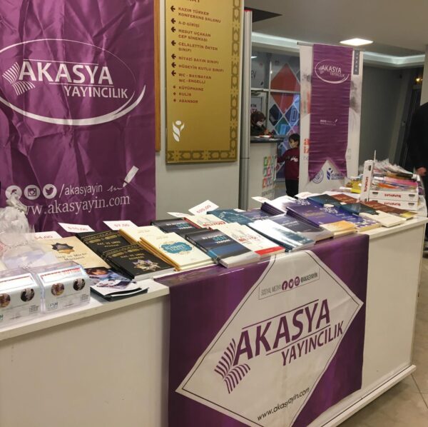 Akasya Yayıncılık’ın birbirinden değerli kitapları Esenler Kadir Topbaş Kültür Merkezi’ndeki “Mevlid-i Şerîf” kutlamasında.